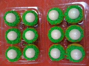 GolfballCupcakes2.JPG