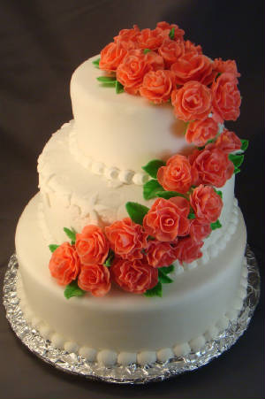 WeddingCakeWRosesGrayBackround.jpg